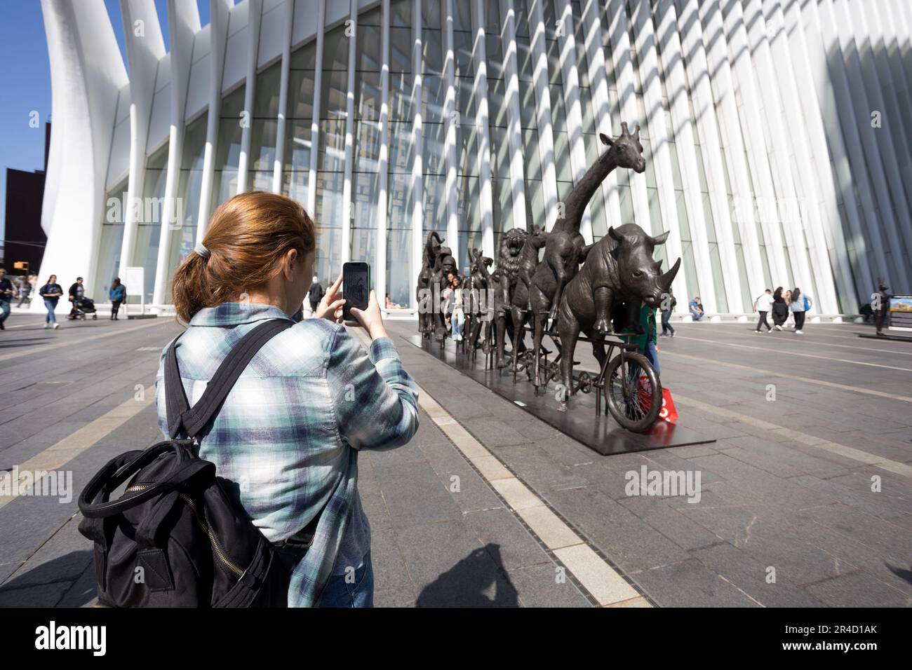 Grandi sculture di vari animali a rischio di estinzione da parte degli artisti Gillie e Marc sono visibili in mostra presso la South Oculus Plaza del World Trade Center Campus a Lower Manhattan a New York City. Collettivamente intitolato "A Wild li for Wildlife in New York". 27 maggio 2023 (Foto: Vanessa Carvalho) Credit: Brasile Photo Press/Alamy Live News Foto Stock