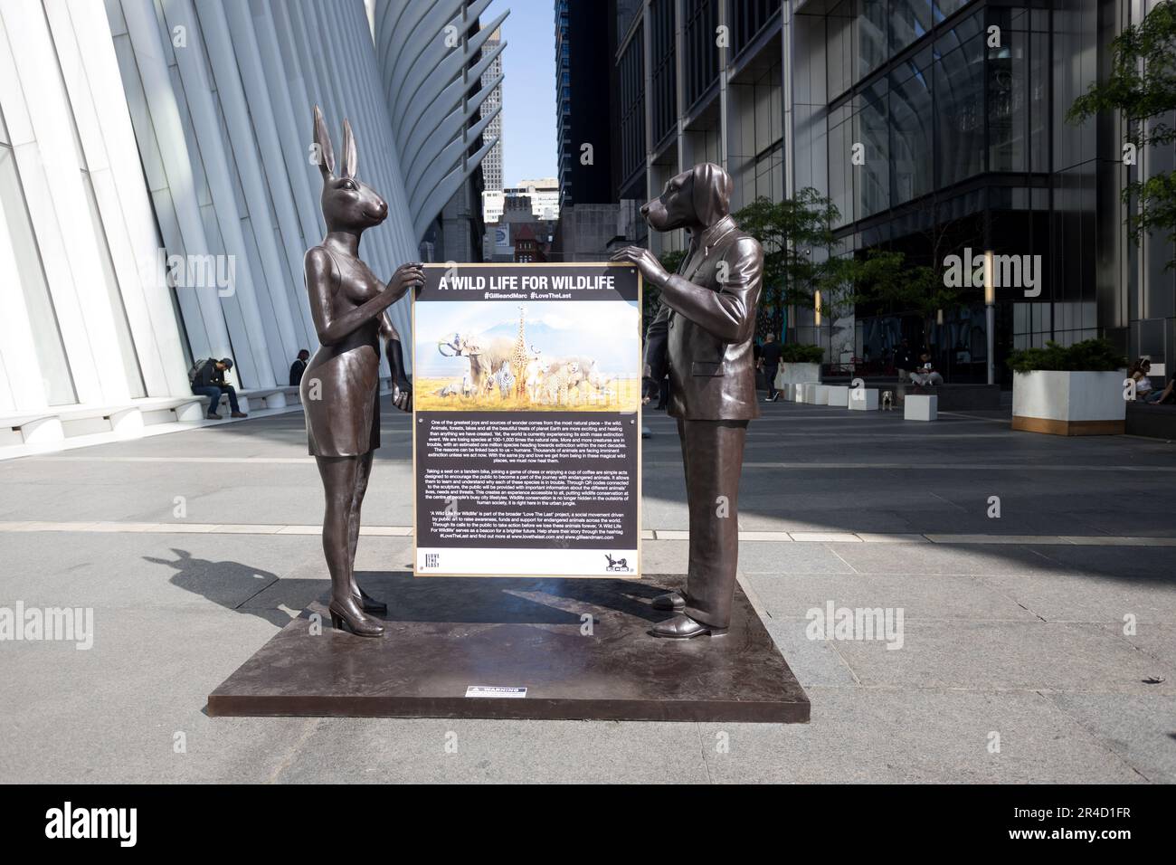 Grandi sculture di vari animali a rischio di estinzione da parte degli artisti Gillie e Marc sono visibili in mostra presso la South Oculus Plaza del World Trade Center Campus a Lower Manhattan a New York City. Collettivamente intitolato "A Wild li for Wildlife in New York". 27 maggio 2023 (Foto: Vanessa Carvalho) Credit: Brasile Photo Press/Alamy Live News Foto Stock