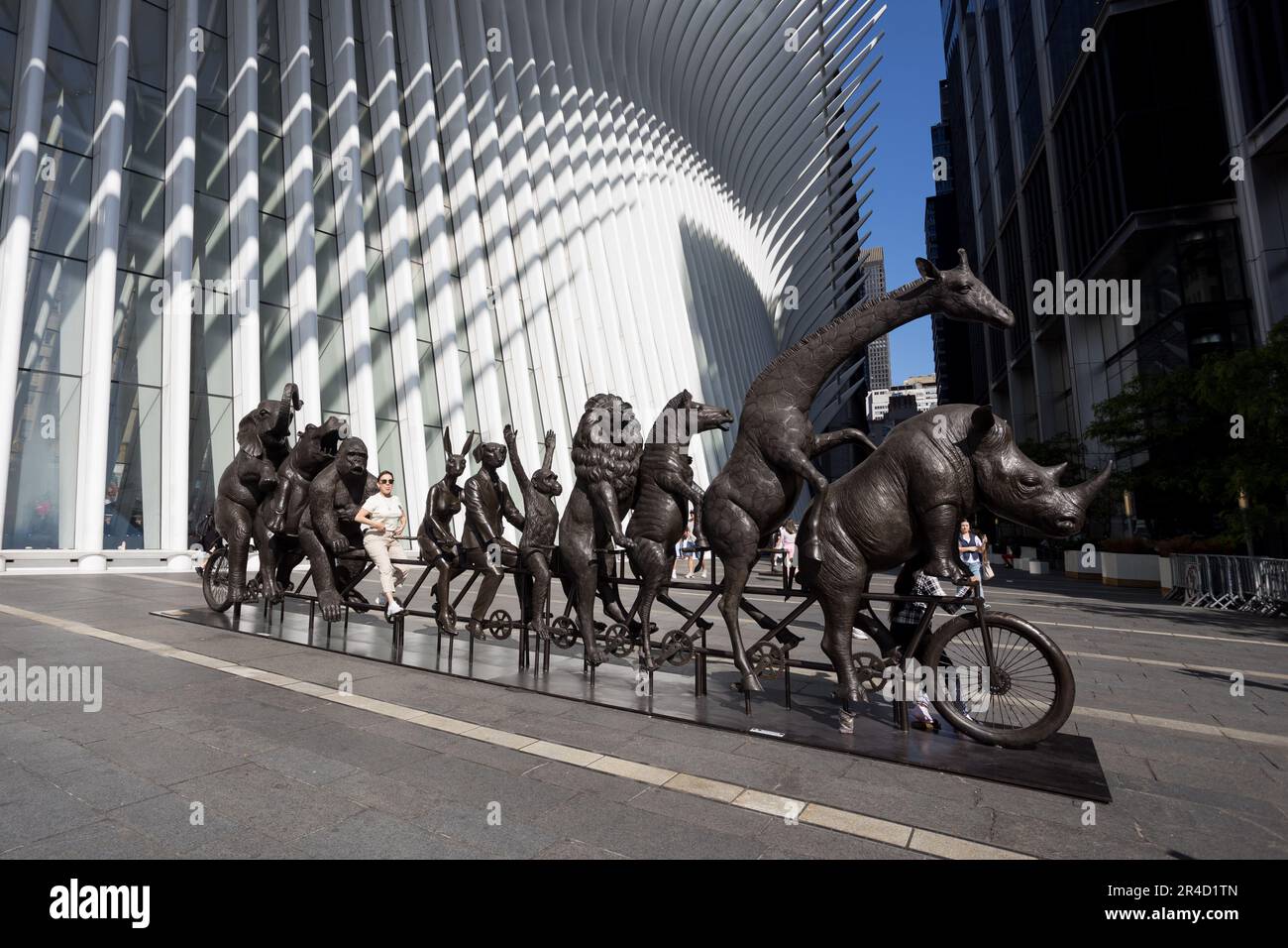 Grandi sculture di vari animali a rischio di estinzione da parte degli artisti Gillie e Marc sono visibili in mostra presso la South Oculus Plaza del World Trade Center Campus a Lower Manhattan a New York City. Collettivamente intitolato "A Wild li for Wildlife in New York". 27 maggio 2023 (Foto: Vanessa Carvalho) Credit: Brasile Photo Press/Alamy Live News Foto Stock