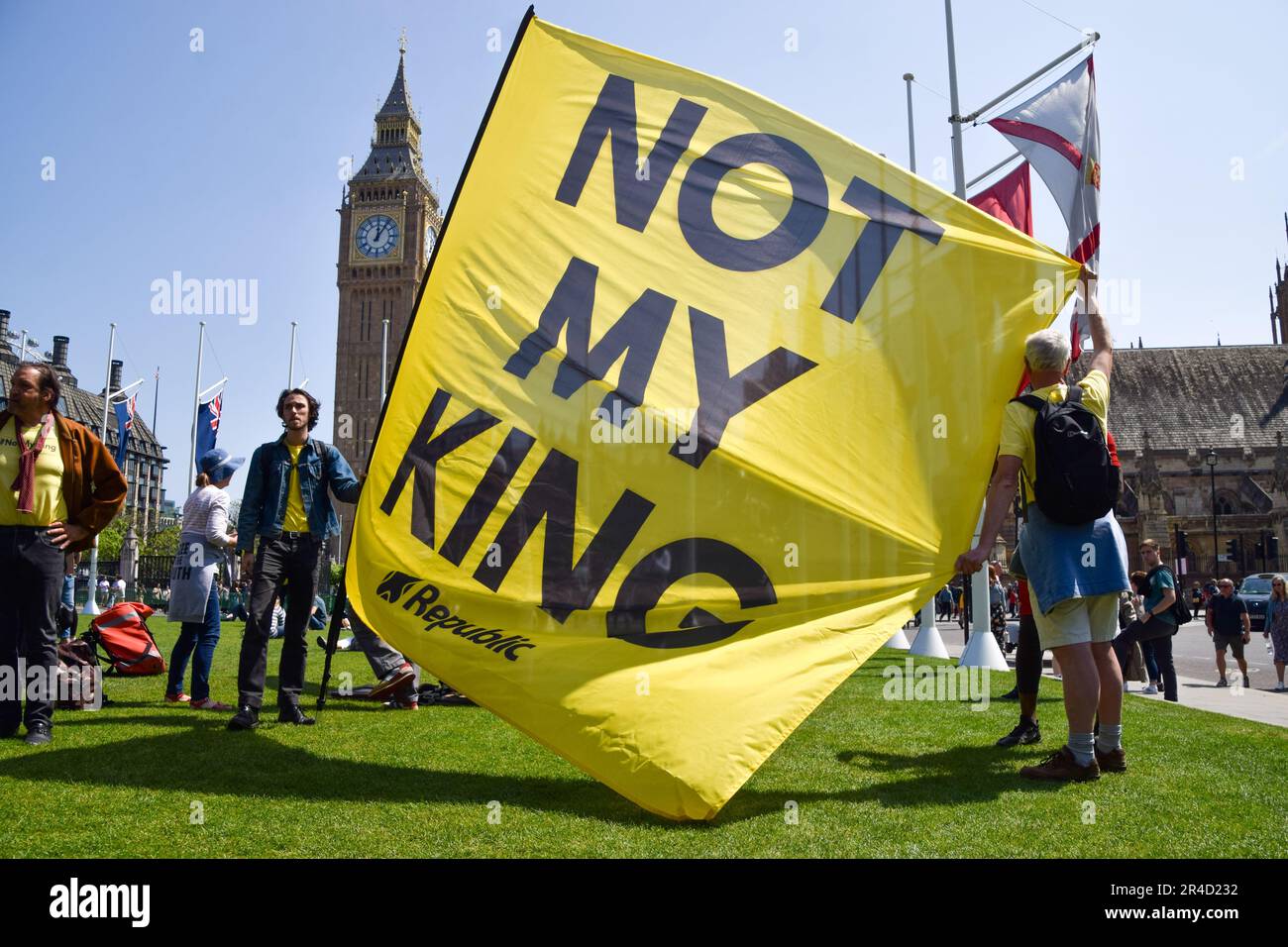 Londra, Regno Unito. 27th maggio 2023. I membri del gruppo anti-monarchia Repubblica hanno una bandiera non il mio re in Piazza del Parlamento. Diversi gruppi attivisti si sono riuniti a Westminster per protestare contro il disegno di legge sull'ordine pubblico, che limita le proteste. Credit: Vuk Valcic/Alamy Live News Foto Stock