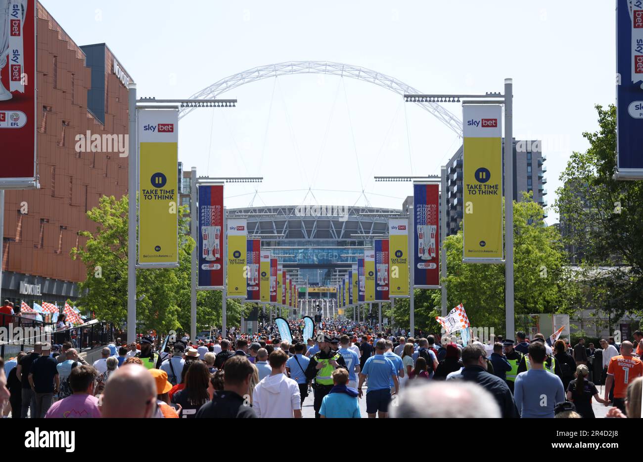 Londra, Regno Unito. 27th maggio, 2023. I tifosi camminano lungo Wembley Way prima della partita finale di Play-off del Campionato EFL Coventry City contro Luton Town al Wembley Stadium, Londra, Regno Unito, il 26th maggio 2023. Credit: Paul Marriott/Alamy Live News Foto Stock