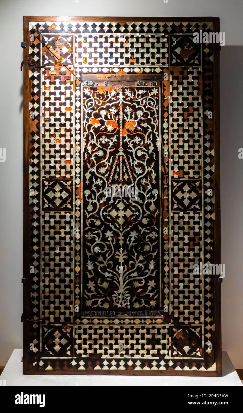 Porta della Vesteria settentrionale, Cattedrale di Etchmiadzin, 1721, XVIII secolo. Legno, nacro, guscio di tartaruga, iscrizione in armeno. Foto Stock