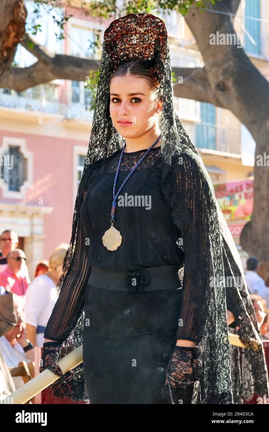 Andalusia Spagna. Processione alla Semana Santa (settimana Santa) di Malaga. Donna che indossa mantilla (abito nero) e peineta (pettine alto) Foto Stock