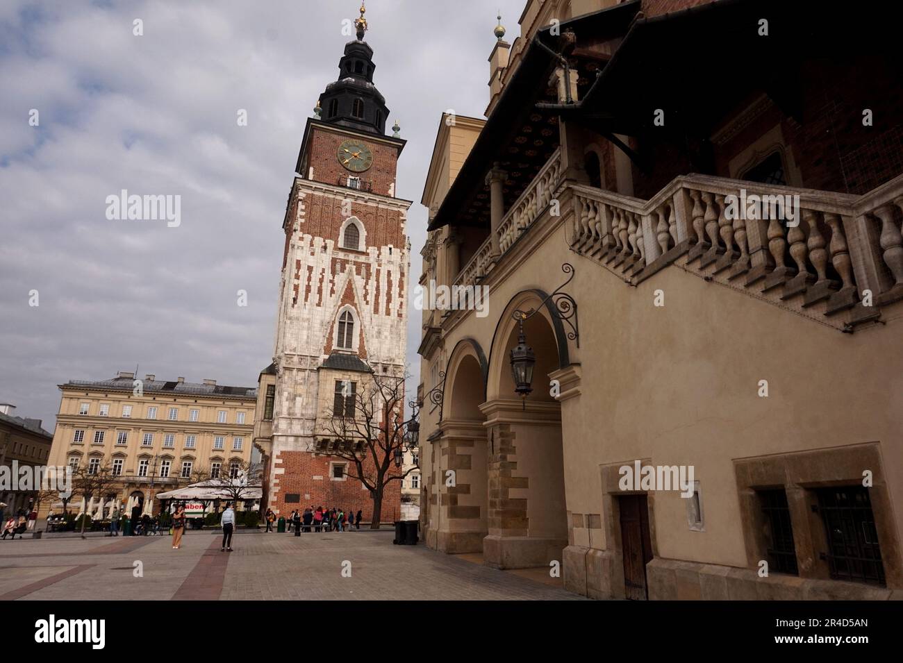 Torre del Municipio e il vecchio Coperto di stoffa, Piazza del mercato, Città Vecchia di Cracovia, Polonia Foto Stock