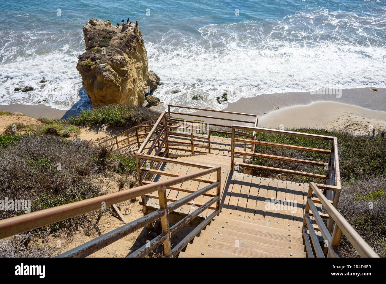 Una scalinata deserta che conduce a una spiaggia di sabbia appartata sulla costa californiana in una soleggiata giornata autunnale Foto Stock