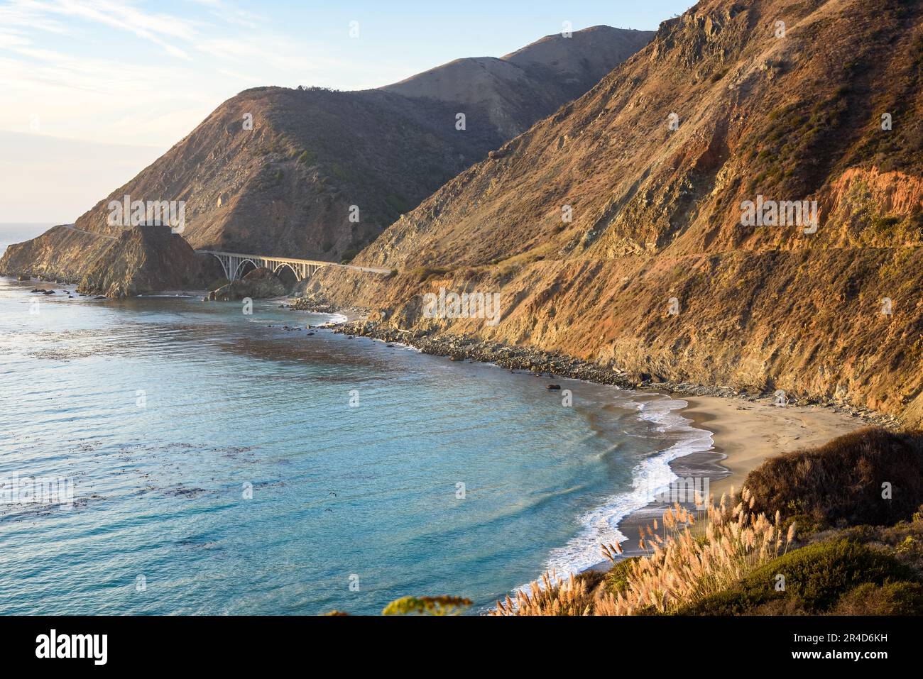 Ponte sulla costa del Pacifico autostrada 1 che corre lungo la costa frastagliata della California al tramonto in autunno Foto Stock