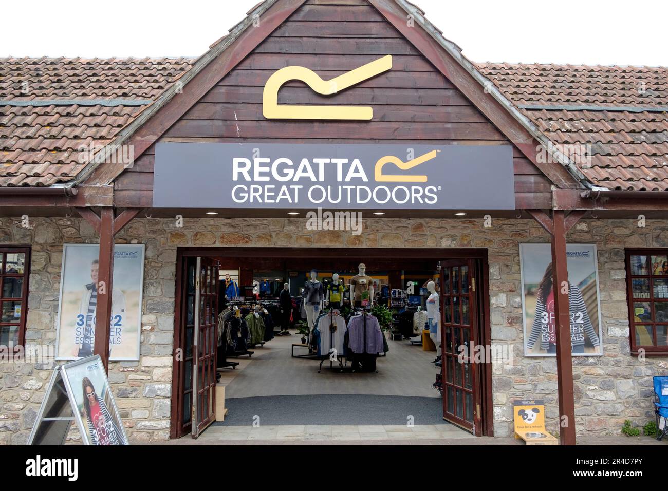 Intorno alla gola di Cheddar nel somerset, Regno Unito. Negozio Regatta Great Outdoors Foto Stock
