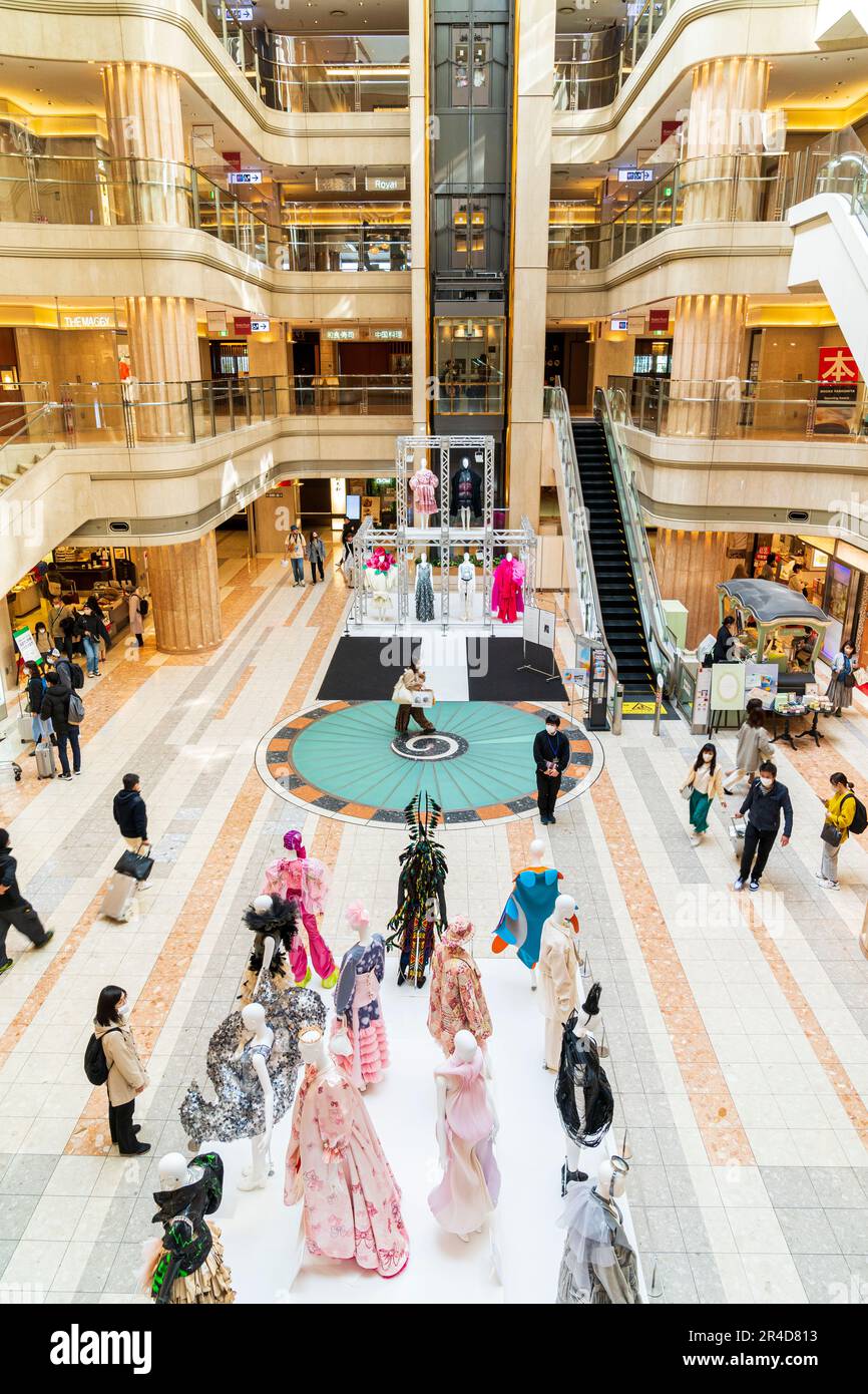 Foto dall'alto dell'area Plaza del mercato al Terminal 1 dell'Aeroporto Haneda di Tokyo, con una mostra di moda allestita dal Tokyo Creative Salon Foto Stock
