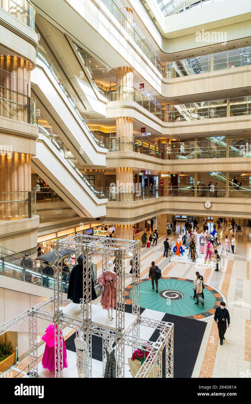 Foto dall'alto dell'area Plaza del mercato al Terminal 1 dell'Aeroporto Haneda di Tokyo, con una mostra di moda allestita dal Tokyo Creative Salon Foto Stock
