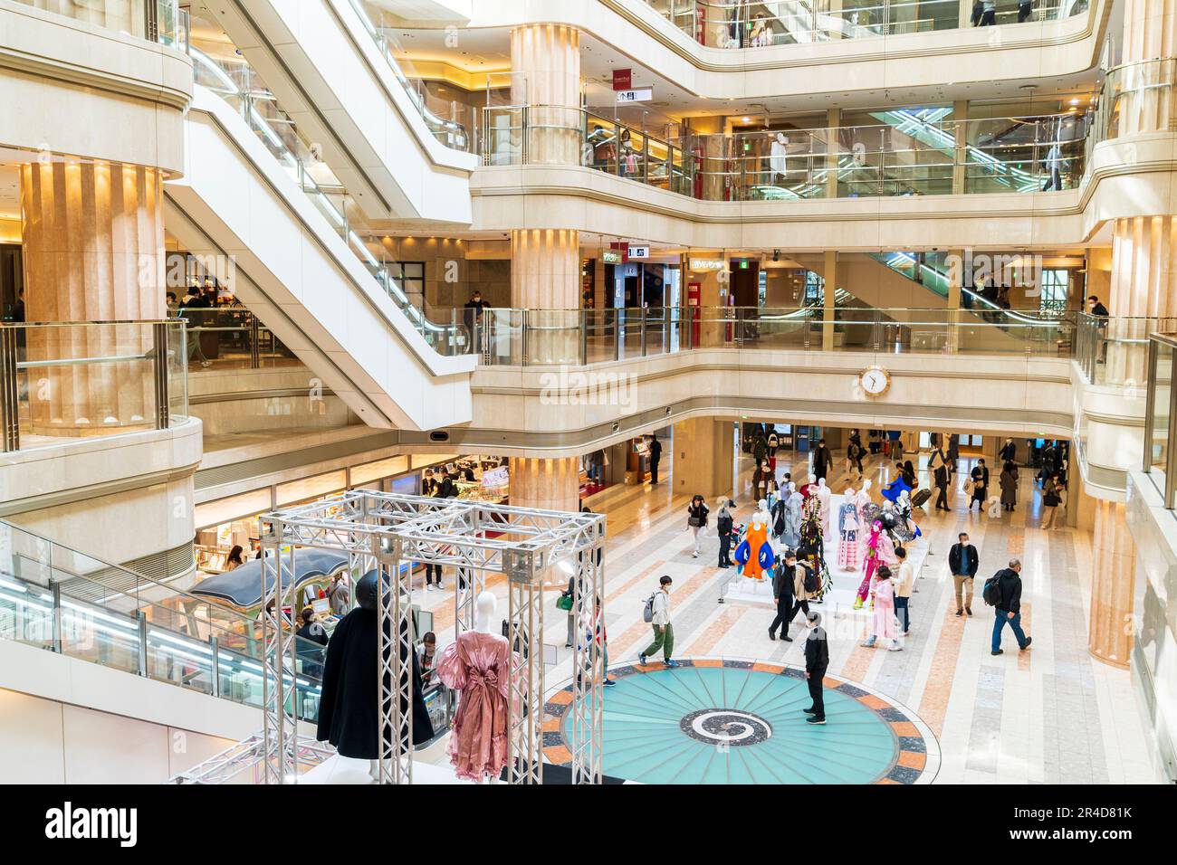 Foto dall'alto dell'area Plaza del mercato al Terminal 1 dell'Aeroporto Haneda di Tokyo, con una mostra di moda allestita dal Tokyo Creative Salon Foto Stock