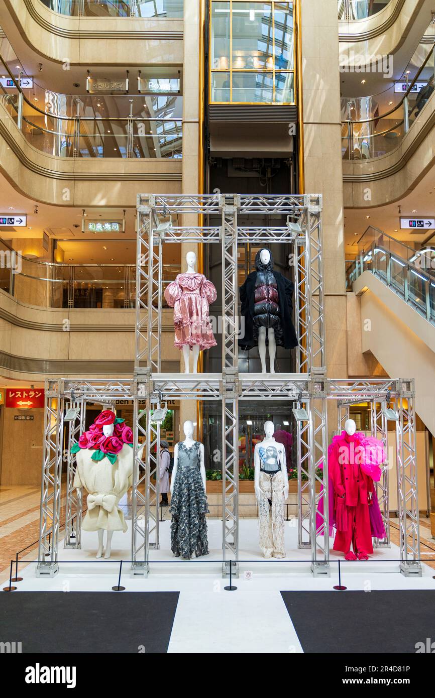 Mostra di moda allestita dal Tokyo Creative Salon che si tiene nel Market Place plaza al Terminal uno dell'aeroporto Haneda di Tokyo. Vari abiti in mostra Foto Stock