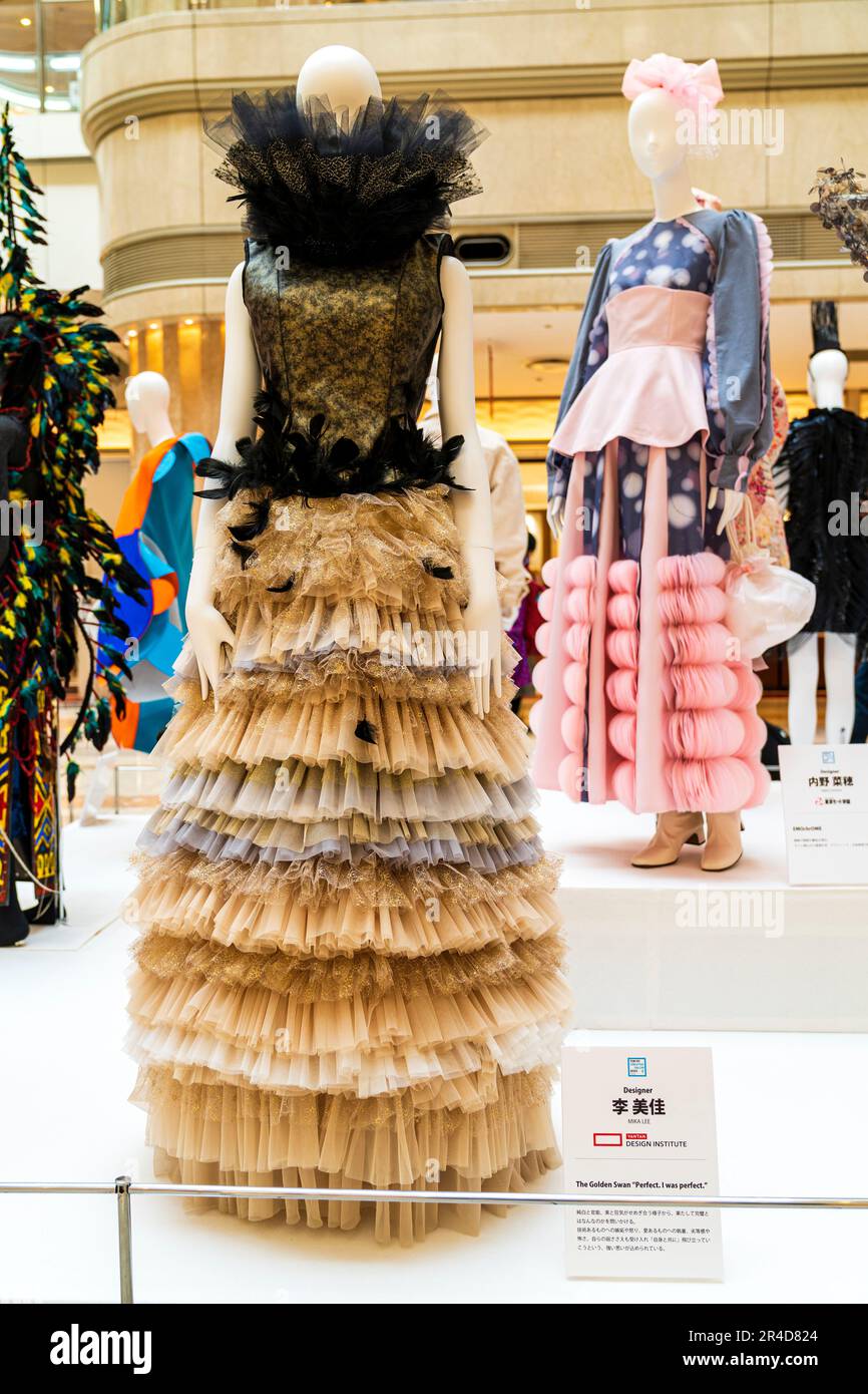 Abito 'The Golden Swan' di Mika Lee, parte della mostra del Tokyo Creative Salon che si tiene nella Market Place al Terminal uno dell'aeroporto Haneda di Tokyo. Foto Stock