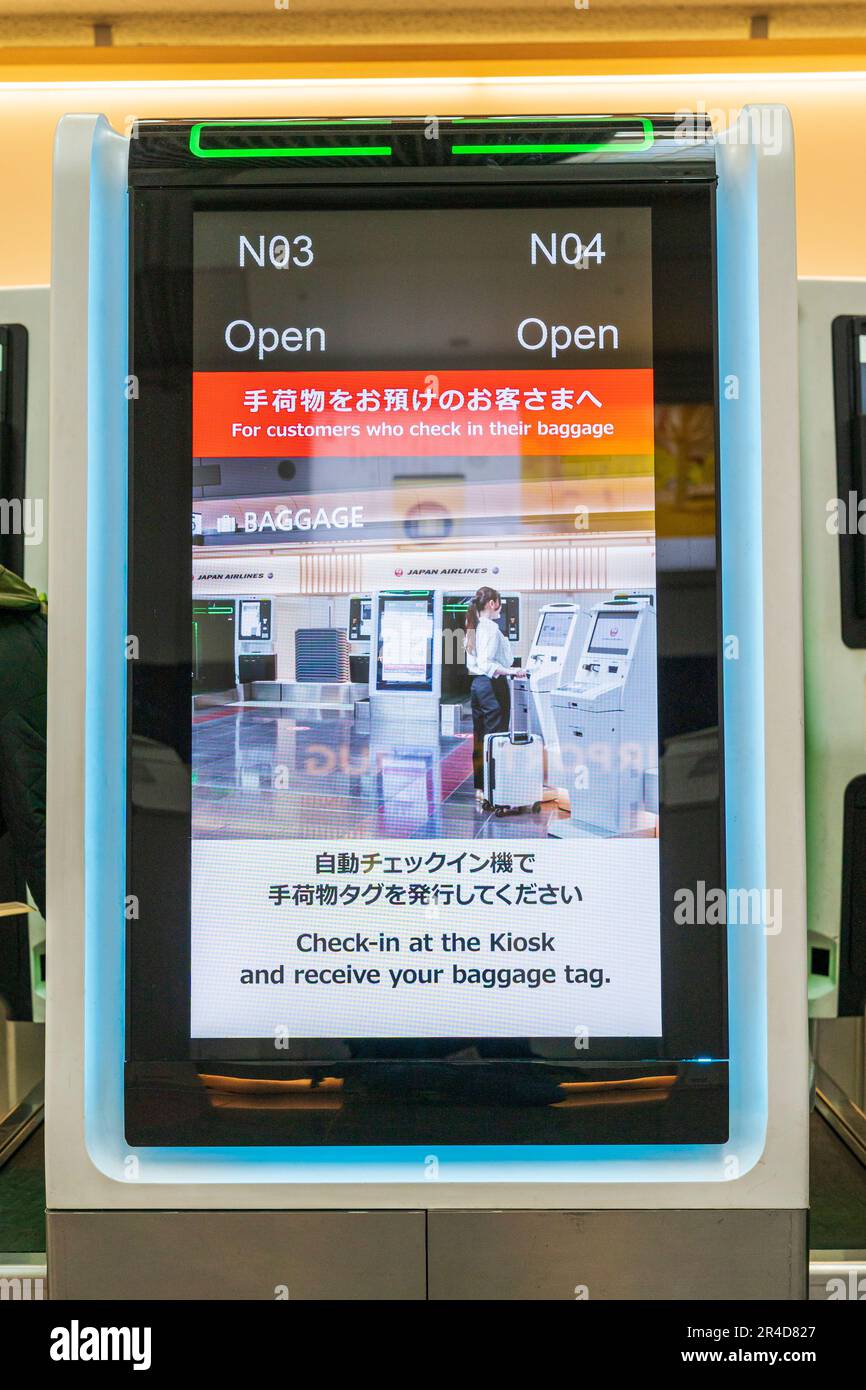 Esposizione della macchina del bagaglio per il check-in di Japan Airlines che mostra i due passaggi per il check-in del bagaglio. Terminal uno nazionale, all'aeroporto Haneda di Tokyo. Foto Stock