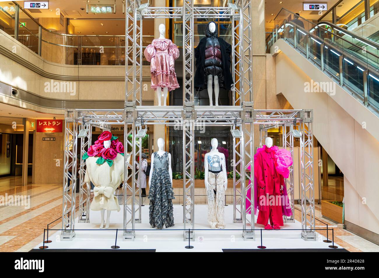 Mostra di moda allestita dal Tokyo Creative Salon che si tiene nel Market Place plaza al Terminal uno dell'aeroporto Haneda di Tokyo. Vari abiti in mostra Foto Stock