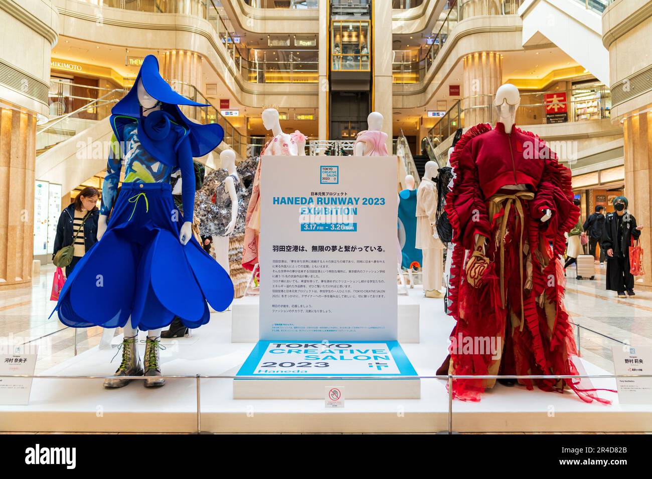 Mostra di moda allestita dal Tokyo Creative Salon che si tiene nel Market Place plaza al Terminal uno dell'aeroporto Haneda di Tokyo. Vari abiti in mostra Foto Stock