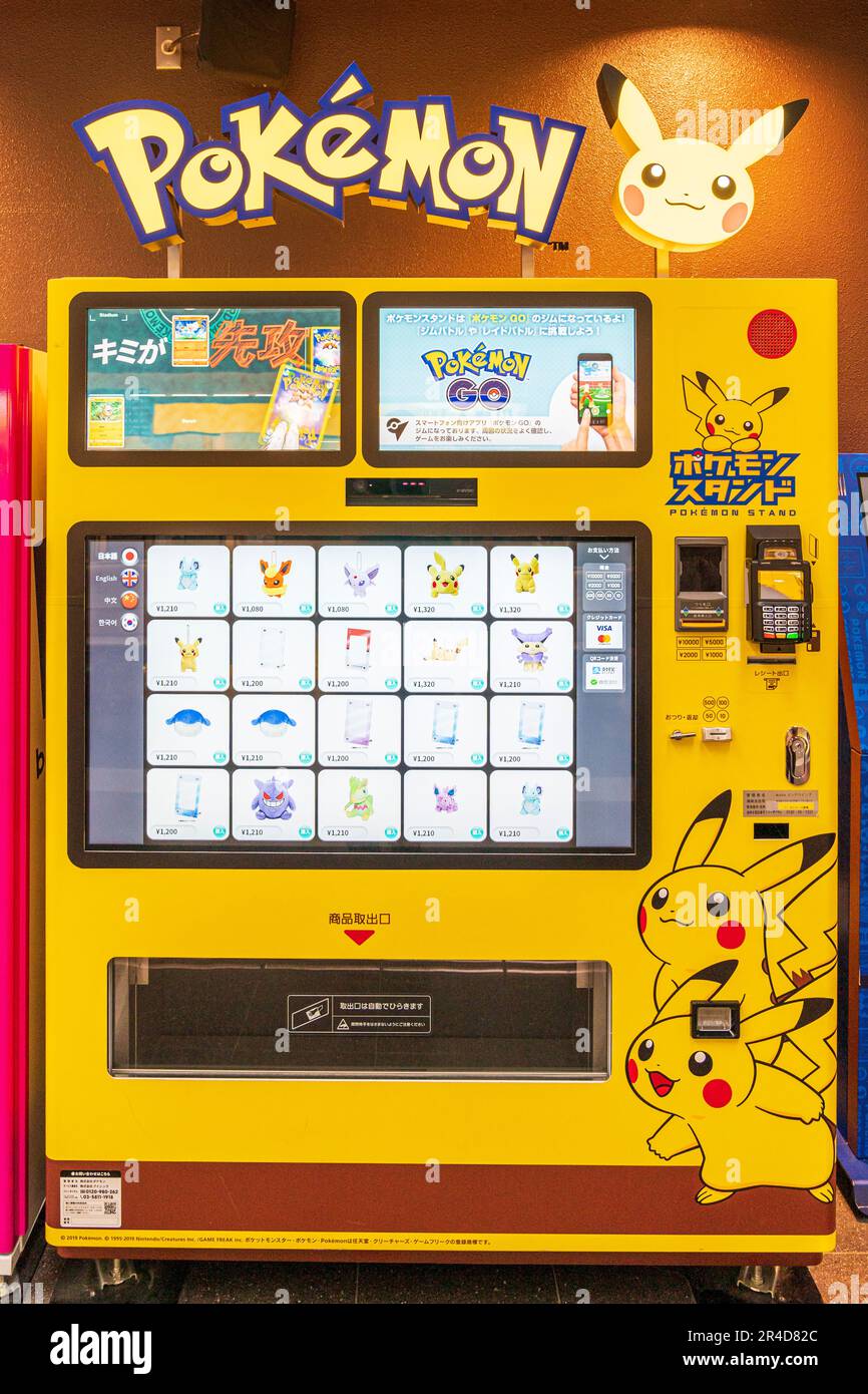 Distributore automatico di giocattoli Pokemon all'aeroporto di haneda, Giappone. Macchina gialla con possibilità di pagare in contanti o con carta di credito, vendendo giocattoli e personaggi Pokemon. Foto Stock