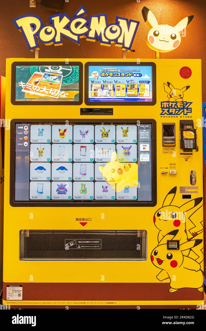 Distributore automatico di giocattoli Pokemon all'aeroporto di haneda, Giappone. Macchina gialla con possibilità di pagare in contanti o con carta di credito, vendendo giocattoli e personaggi Pokemon. Foto Stock