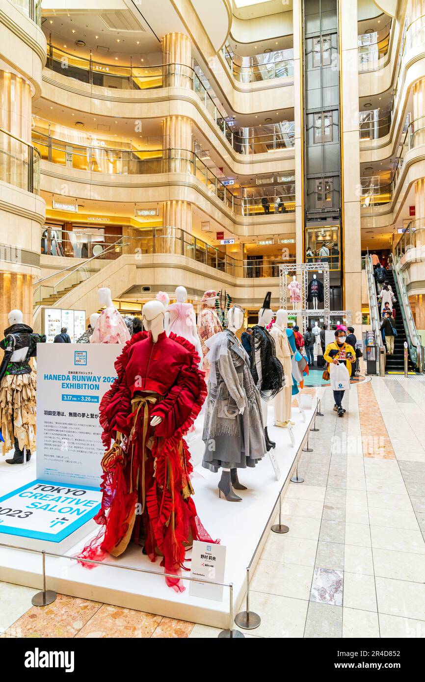 Mostra di moda allestita dal Tokyo Creative Salon che si tiene nel Market Place plaza al Terminal uno dell'aeroporto Haneda di Tokyo. Vari abiti in mostra Foto Stock