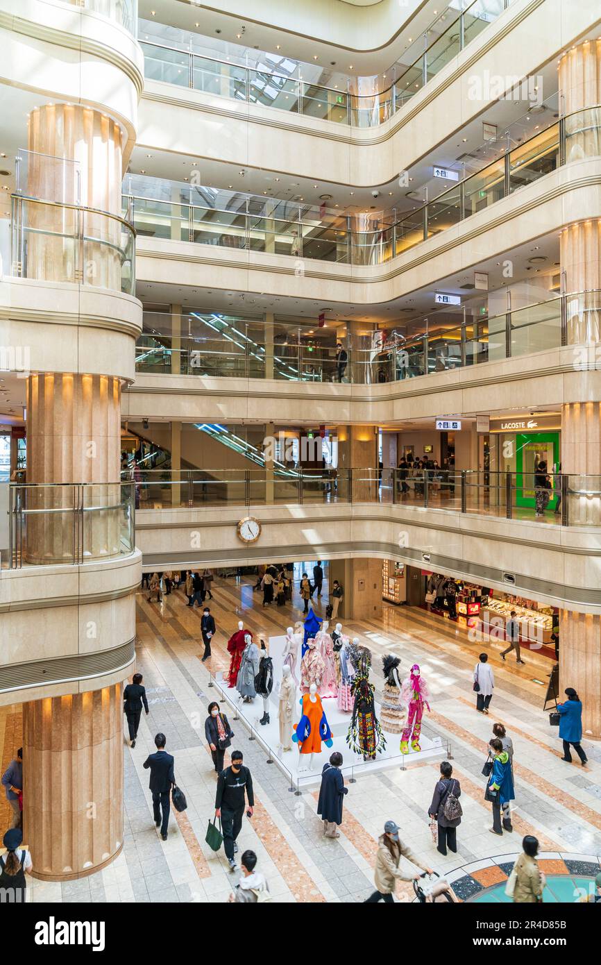 Foto dall'alto dell'area Plaza del mercato al Terminal 1 dell'Aeroporto Haneda di Tokyo, con una mostra di moda allestita dal Tokyo Creative Salon Foto Stock