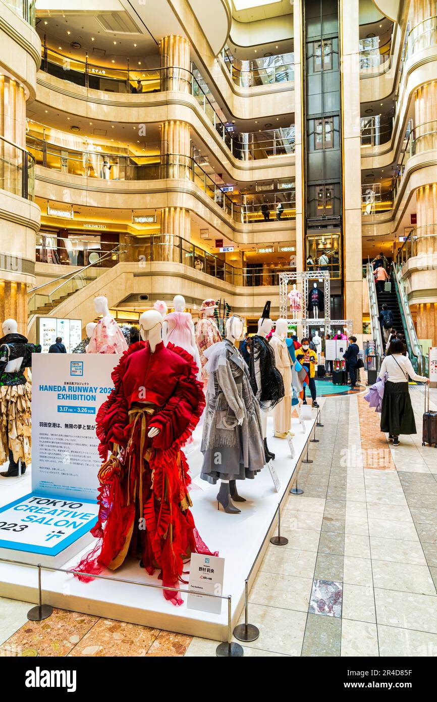Mostra di moda allestita dal Tokyo Creative Salon che si tiene nel Market Place plaza al Terminal uno dell'aeroporto Haneda di Tokyo. Vari abiti in mostra Foto Stock