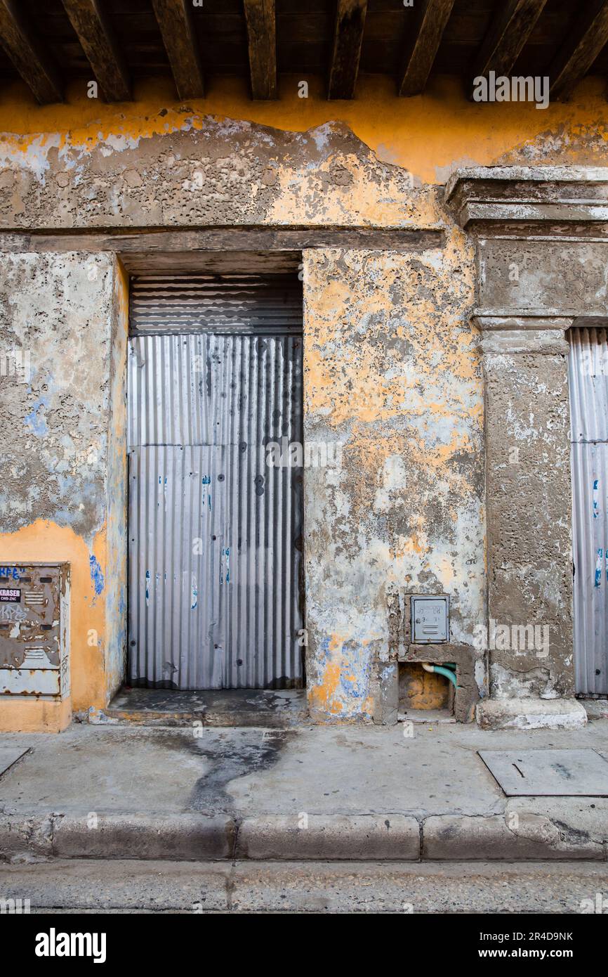 Porte in metallo circondate da vernice scheggiatura su un edificio a Cartagena Colombia Foto Stock