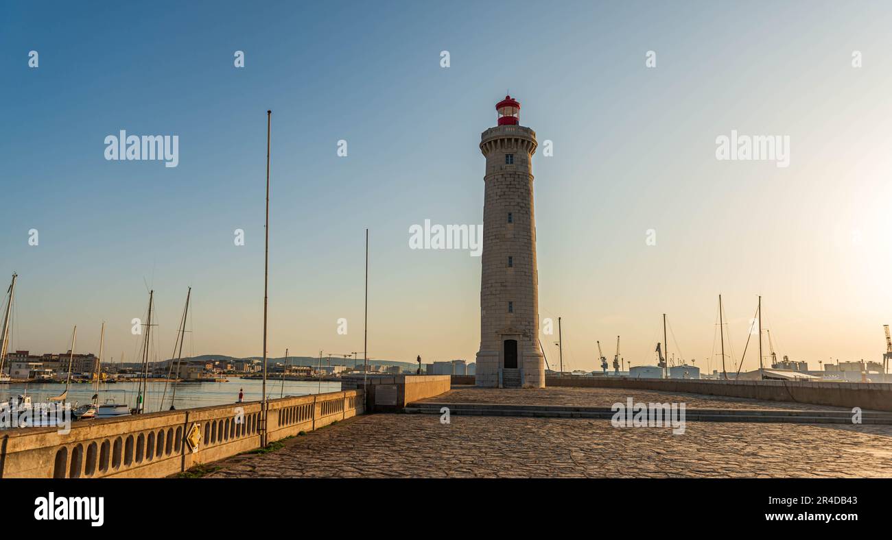 Faro di Môle Saint Louis dal porto di Sète, all'alba, in Hérault, Occitanie, Francia Foto Stock