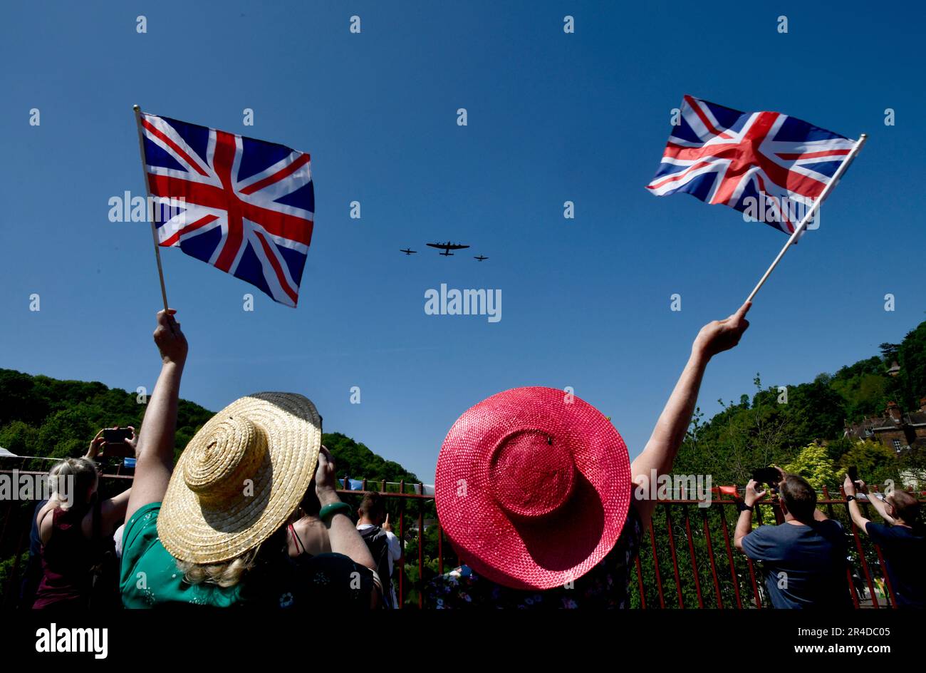 L'Ironbridge World War Two Weekend. Un cavalcavia da una Lancaster, Spitfire e Hurricane salutati dalla bandiera che sventola sul famoso Ironbridge. Credit Dave Bagnall Foto Stock