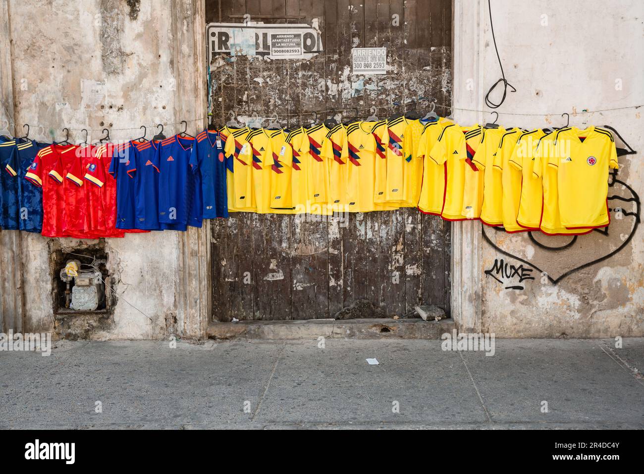 Le maglie da calcio in vendita sono appese su un edificio di Cartagena Colombia Foto Stock