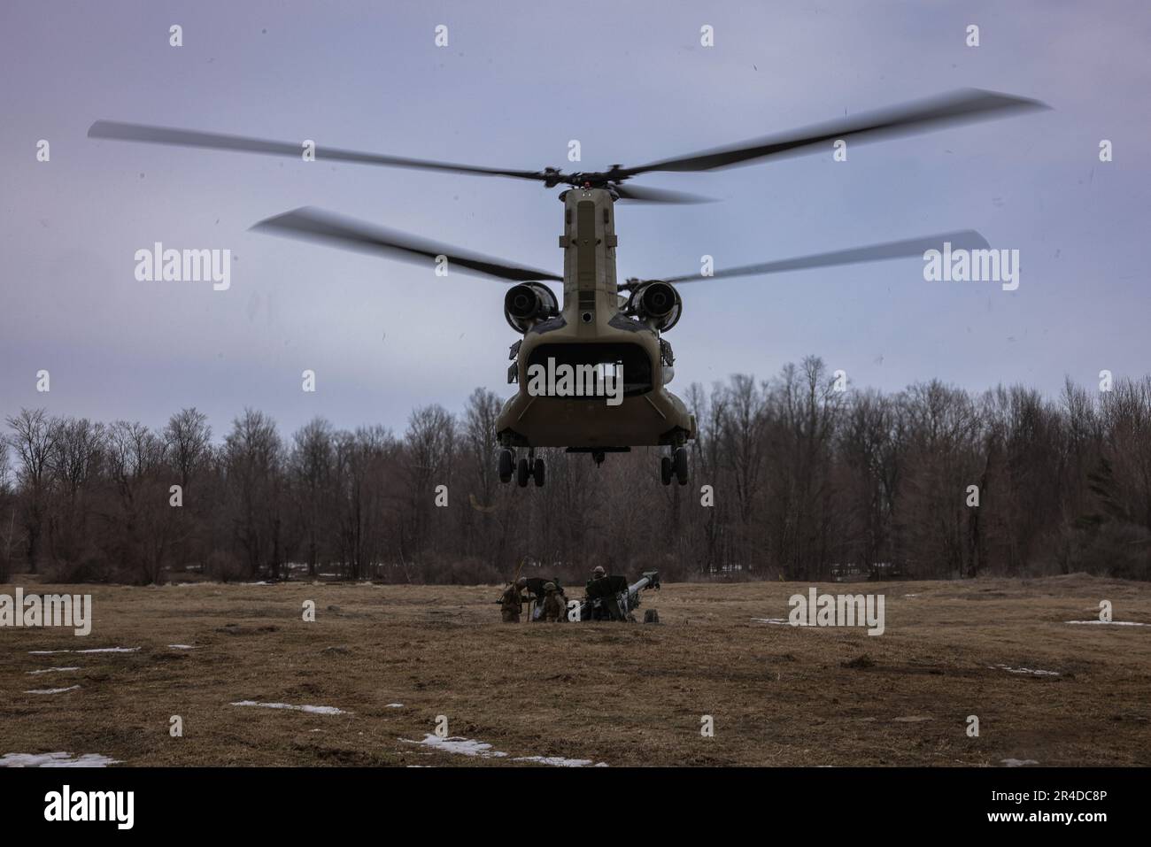 STATI UNITI Marines with Combat Logistics Battalion 8, 2D Marine Logistics Group carica un M777 trainato howitzer 155 mm in un U.S.A. Boeing dell'esercito CH-47 Chinook durante l'esercizio Rolling Thunder su Fort Drum, New York, 27 marzo 2023. Questo esercizio è un evento di artiglieria a fuoco vivo che ha testato la capacità del reggimento marino 10th di operare in un ambiente litoraneo simulato contro una minaccia tra pari in uno scenario dinamico e multidominio. Foto Stock