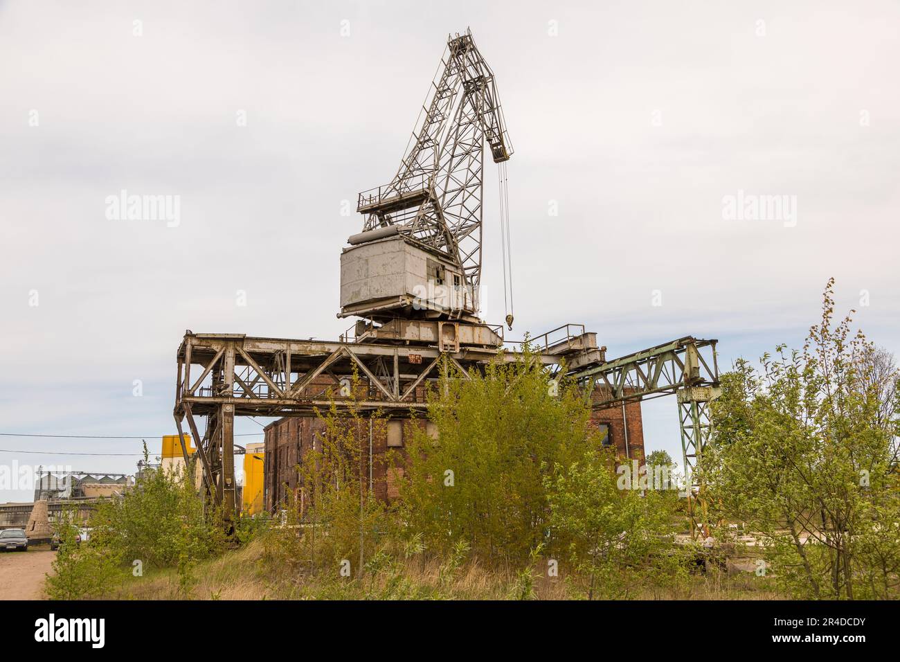 Danzica, cantiere navale imperiale, Polonia - 01 maggio 2019: Milk Peter, una galleria d'arte nel cantiere navale imperiale. Vecchia gru in primo piano. Foto Stock