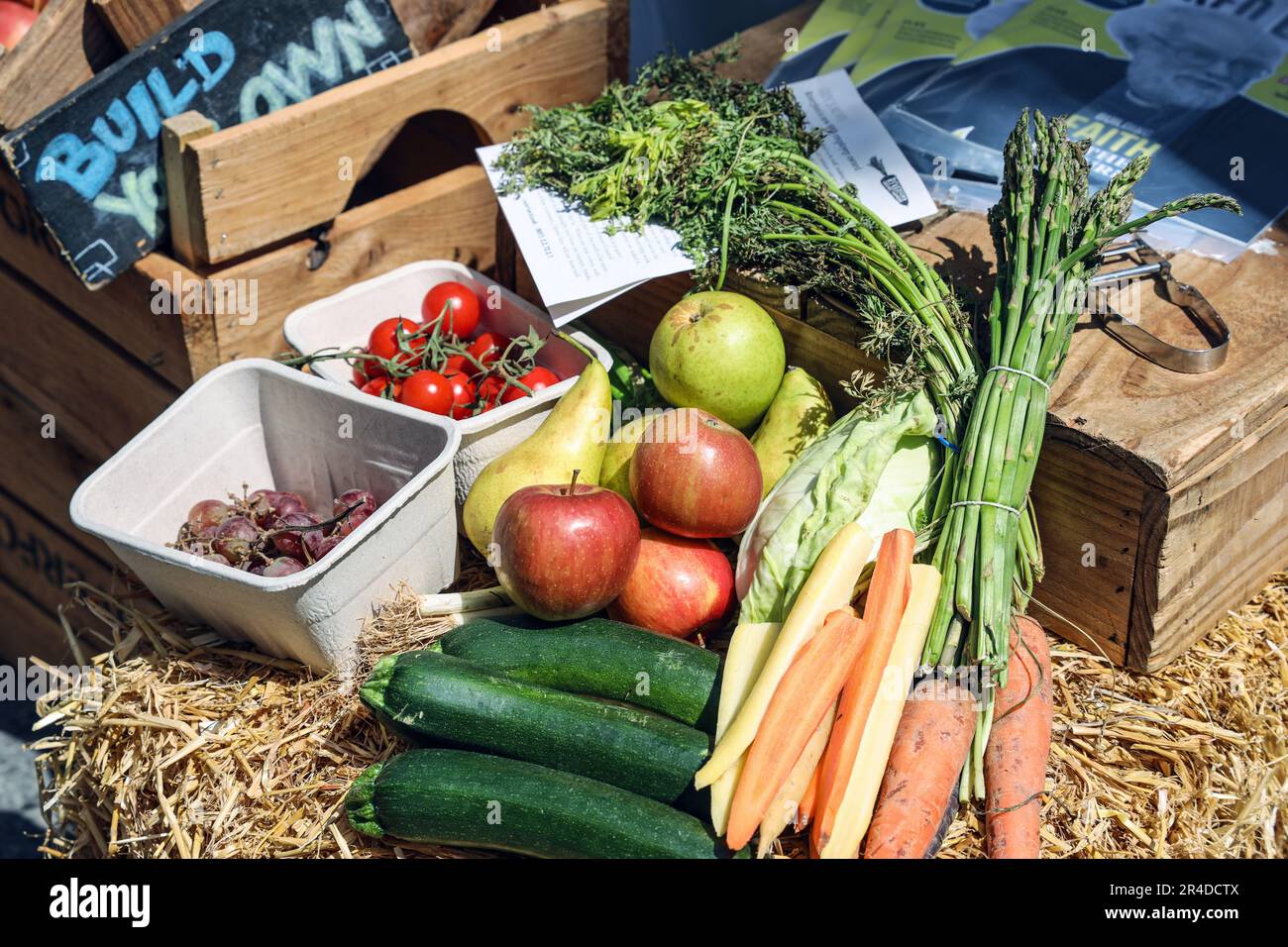 Cibi freschi presentati splendidamente in esposizione al Plymouth Annual Flavour Fest in Armada Way il fine settimana delle festività della Banca di maggio Foto Stock