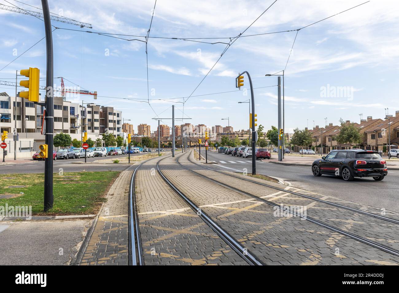 Binari del tram e linee elettriche per alimentare i macchinari Foto Stock