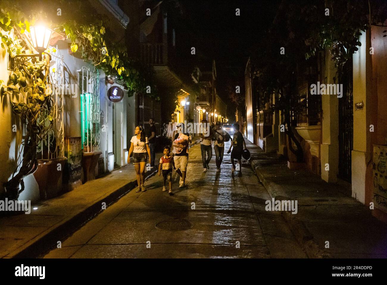 La gente passeggia per la strada di notte nella città vecchia di Cartagena Colombia Foto Stock