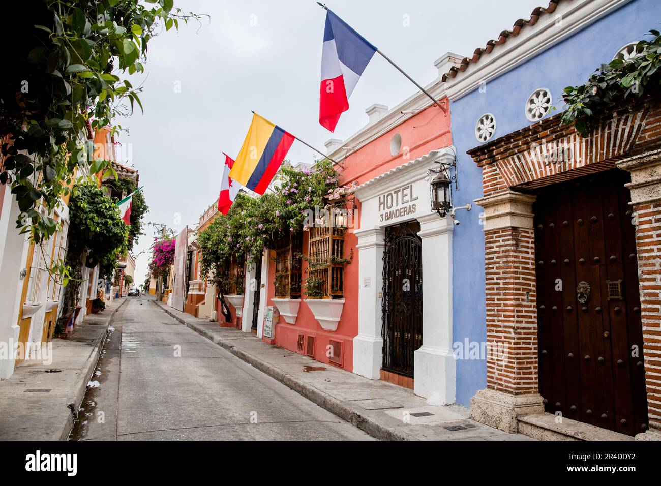 Le bandiere sventolano fuori dall'Hotel 3 Banderas a Cartagena Colombia Foto Stock