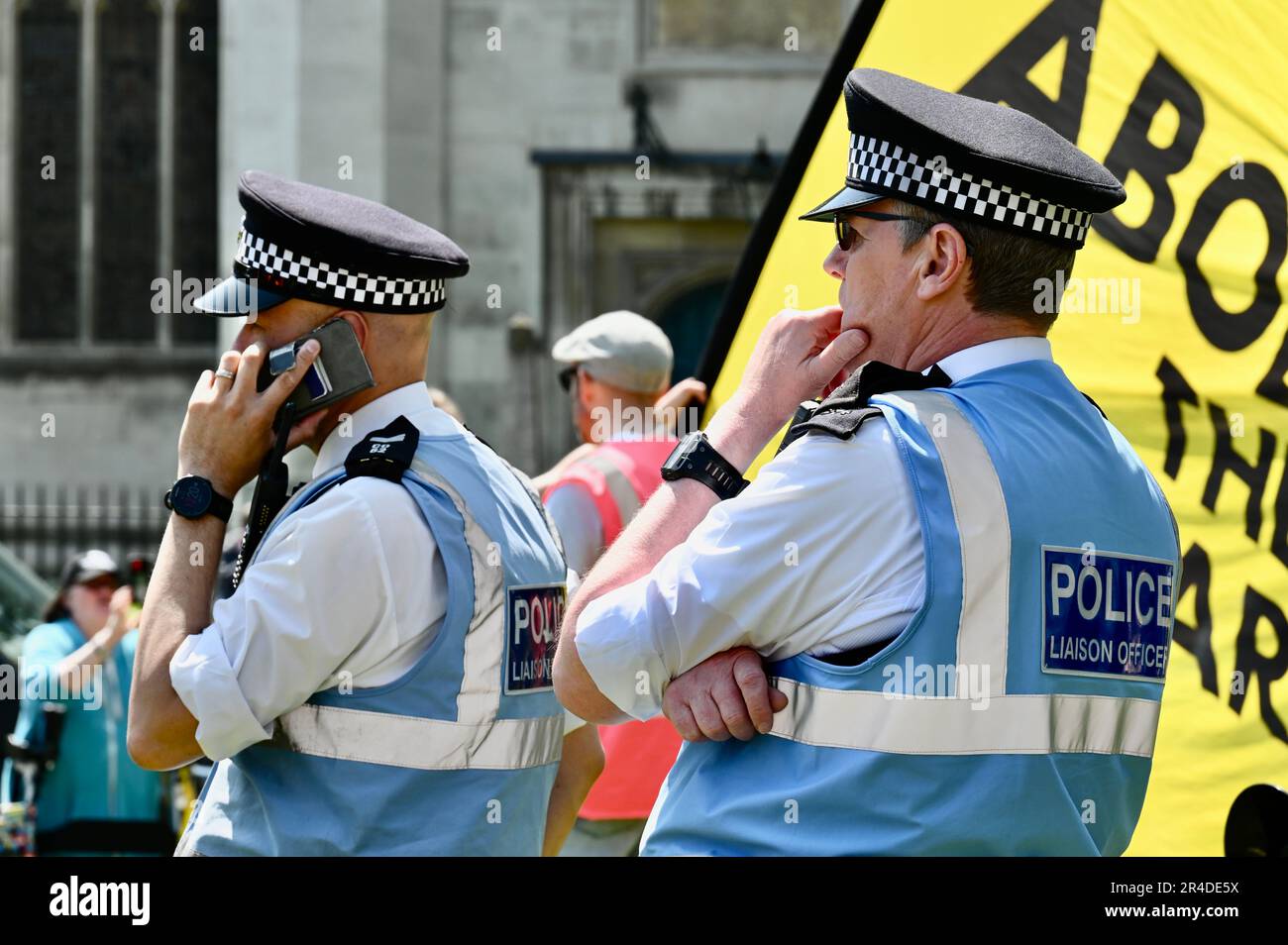 Londra, Regno Unito. 27th maggio 2023. Funzionari di collegamento della polizia, non la mia fattura. Attivisti di organizzazioni diverse hanno protestato in Piazza del Parlamento contro il disegno di legge del Public Order Act del 2023, entrato in vigore il 3rd 2023 maggio. Credit: michael melia/Alamy Live News Foto Stock