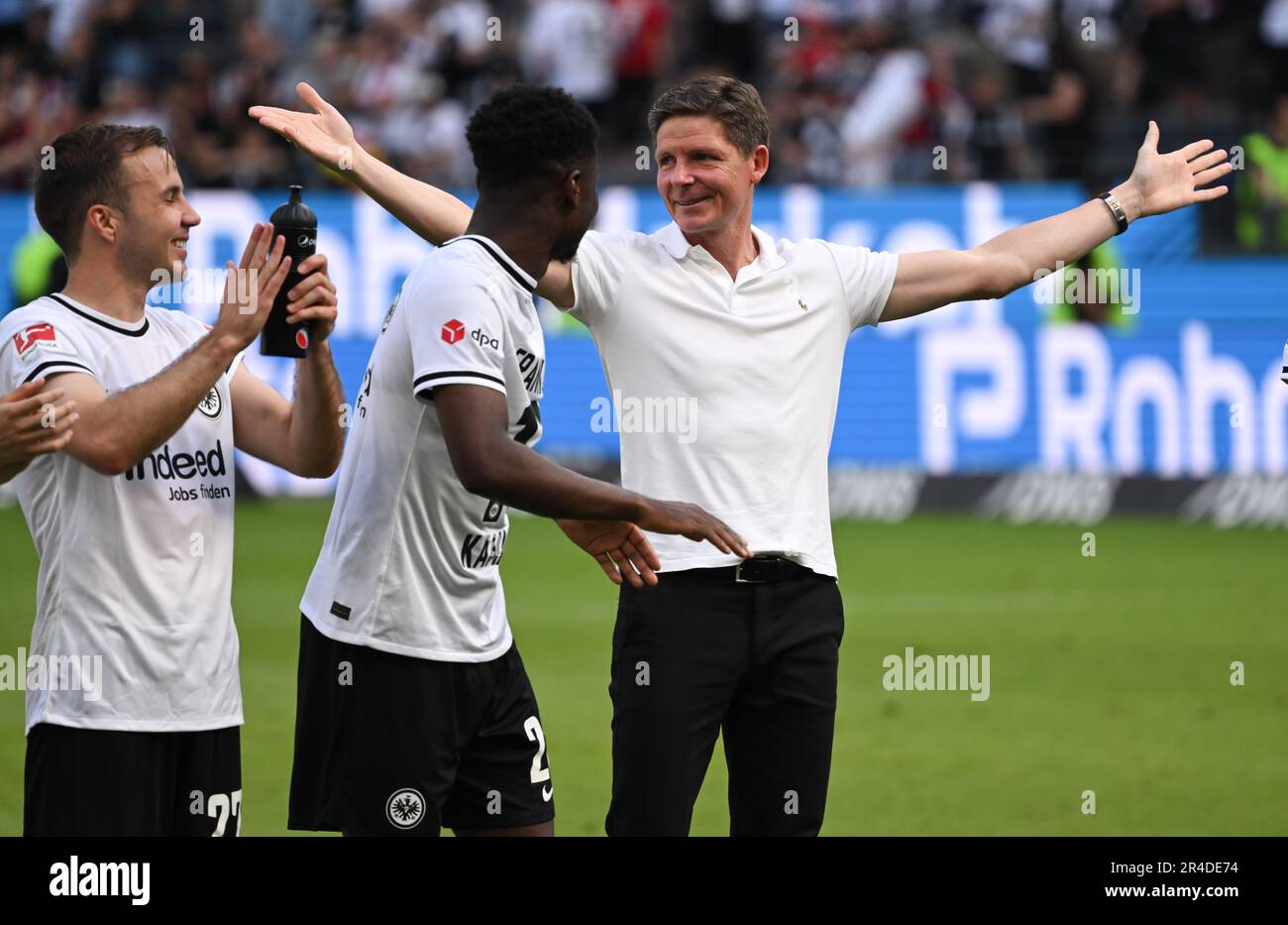 27 maggio 2023, Hesse, Francoforte sul meno: Calcio: Bundesliga, Eintracht Francoforte - SC Friburgo, giorno 34, Deutsche Bank Park. Mario Götze (l-r), Eric Junior Dina Ebimbe e l'allenatore principale Oliver Glasner si trovano di fronte al blocco fan dopo la partita. Foto: Arne Dedert/dpa - NOTA IMPORTANTE: In conformità ai requisiti della DFL Deutsche Fußball Liga e della DFB Deutscher Fußball-Bund, è vietato utilizzare o utilizzare fotografie scattate nello stadio e/o della partita sotto forma di sequenze di immagini e/o serie di foto simili a un video. Foto Stock