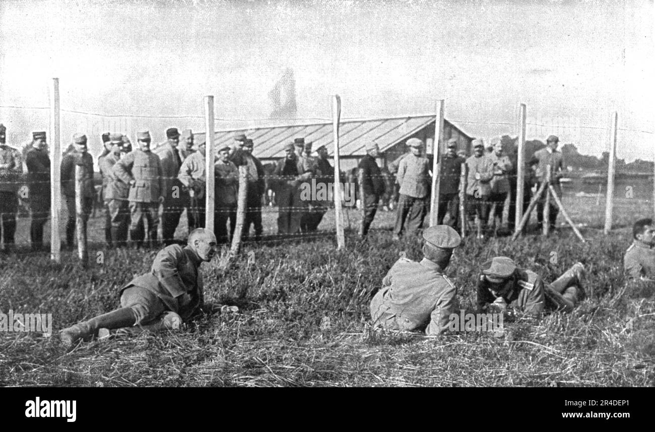 ''le Coin des Officiers; Groupe d'officiers allemands carcerniers dans un des enclos prepara un'Arriere de front d'Atcaque: A gauche, un officier superiore', 1916. From "l'Album de la Guerre 1914-1919, Volume i" [l'Illustration, Paris, 1924]. Foto Stock