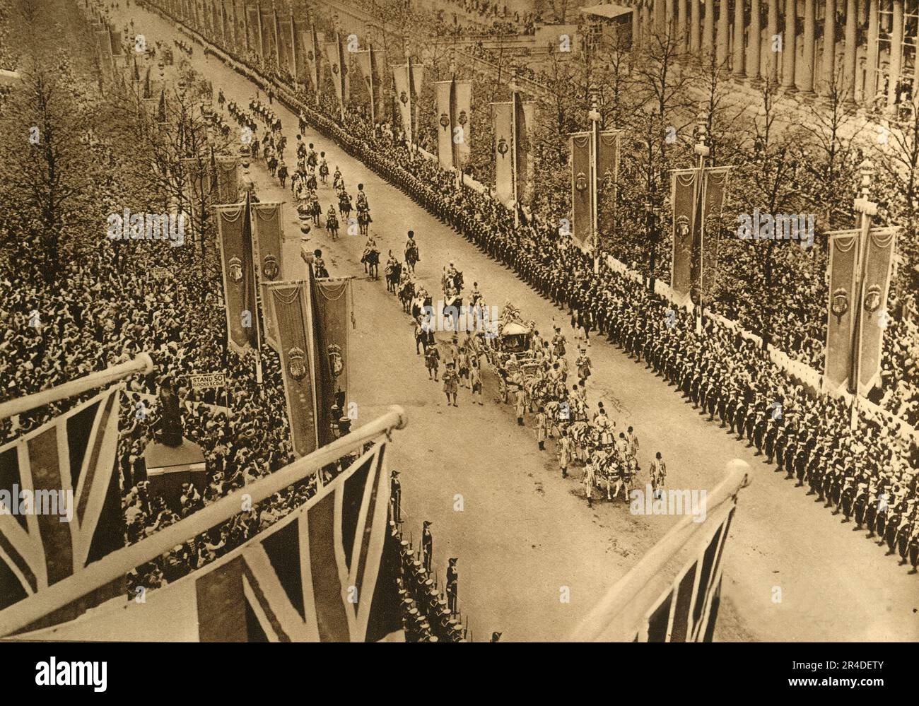 "The Coronation Procession in the Mall", 1937. Da "l'incoronazione di re Giorgio VI e regina Elisabetta". [The Photochrom Co. Ltd., Londra, 1937 ] Foto Stock