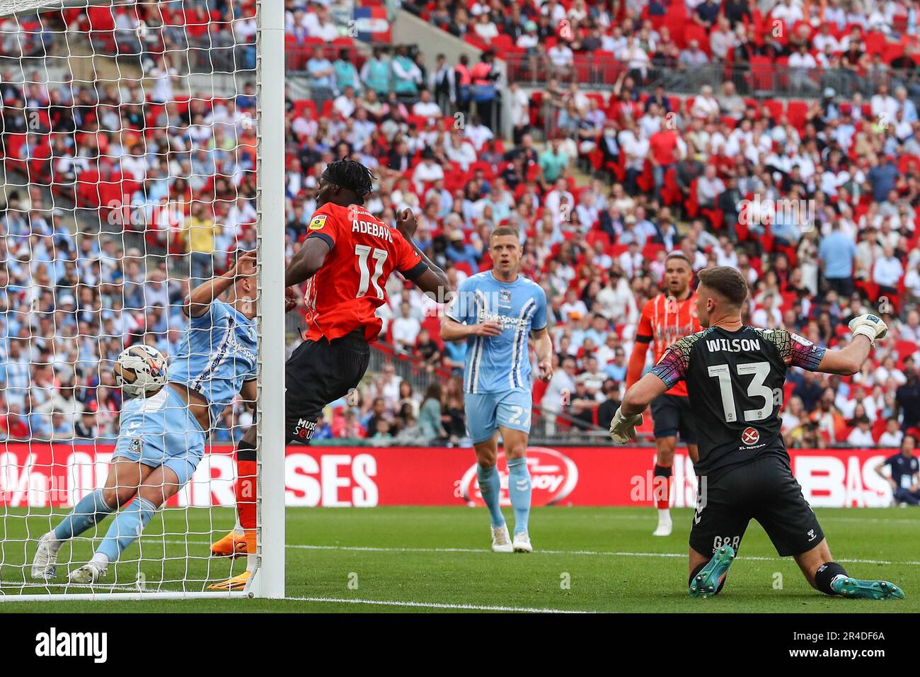 Elijah Adebayo #11 di Luton Town segna un gol, ma è escluso per il pallamano durante il Play-off del Campionato Sky Bet finale di Coventry City vs Luton Town allo Stadio di Wembley, Londra, Regno Unito, 27th maggio 2023 (Foto di Gareth Evans/News Images) Foto Stock