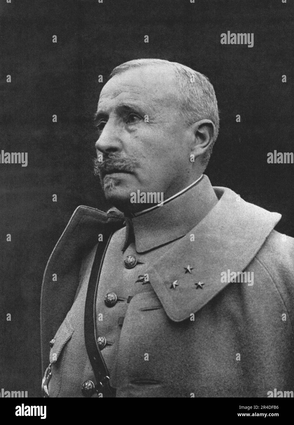 'Le General Nivelle; commandant en chef des Armees du Nord et du Nord-Est', 1916. Da "Collection de la Guerre IV. L'Illustrazione Tome CXLVIII. La Guerre Juillet, Aout, Settembre, Ottobre, Novembre, Dicembre 1916". (Generale Nivelle; comandante in capo degli eserciti del nord e del nord-est) Foto Stock