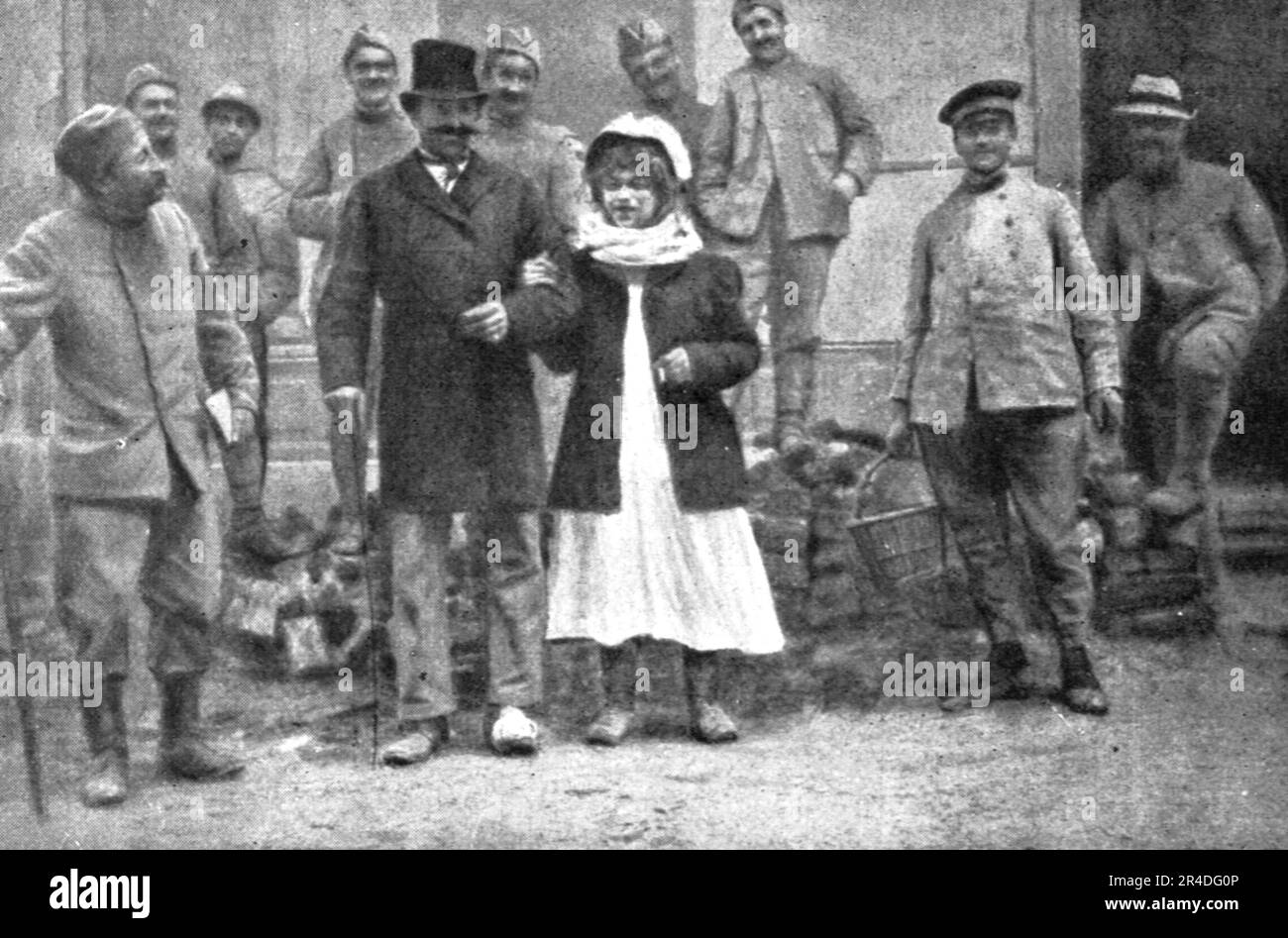 'Les Heros s'ament : rediscendus de Douaumont a Verdun, deux coloniaux du regiment du Maroc don&#x2019;t l'un, un clairon, a eu le pied gauche gele avant la releve, se sont deguises en maire et mairesse pour recevoir et feliciter les vainveurs', 1916. Da "Collection de la Guerre IV. L'Illustrazione Tome CXLVIII. La Guerre Juillet, Aout, Settembre, Ottobre, Novembre, Dicembre 1916". (Gli eroi si divertono; da Douaumont a Verdun, due coloniali del reggimento del Marocco, uno dei quali, un bugler, aveva il piede sinistro congelato prima del sollievo, si travestì come sindaco e sindaco Foto Stock