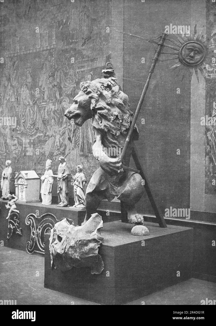'Le Lion du Beffroi d'Arras; al' "Exposition des oeuvres d'art mutilees ou provenant des regions devastees par l'ennemi", au Petit Palais', 1916. Da "Collection de la Guerre IV. L'Illustrazione Tome CXLVIII. La Guerre Juillet, Aout, Settembre, Ottobre, Novembre, Dicembre 1916". (Leone dal Campanile di Arras; in una "Mostra di opere d'arte danneggiate o da regioni devastate dal nemico", al Petit Palais) Foto Stock