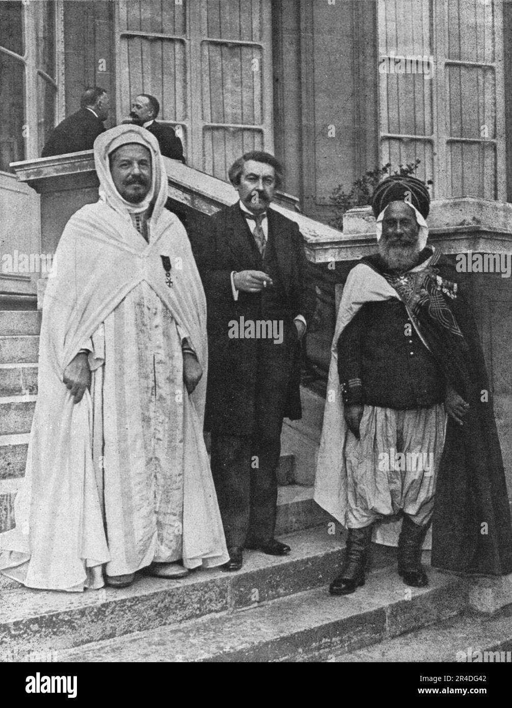 "La mission Musulmane; apres le dejeuner de la mission musulmane aux Affaires etrangeres: M. Briand, ayant a sa droite le conseiller du gouvernement cherifien Hadj Kadour ben Chabrit, et a sa gauche l'agha Sachaoui, decore de la Croix de guerre", 1916. Da "Collection de la Guerre IV. L'Illustrazione Tome CXLVIII. La Guerre Juillet, Aout, Settembre, Ottobre, Novembre, Dicembre 1916". (Dopo pranzo alla missione musulmana per gli affari esteri: Briand, a destra consigliere del governo di Cherifien Hadj Kadour ben Chabrit, a sinistra l'agha Sachaoui, decorato con la Croix de guerre Foto Stock