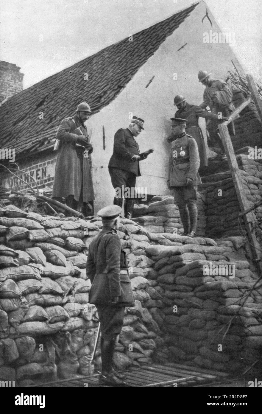 «Le roi Albert !er et le generalissime sur le front de l'armee Belge; accompagnes d'officiers superieurs de leurs etats-majors, le roi des Belges et le General Joffre discendent d'une poste d'Observation d'artillerie, devant Dixmude.», 1916. Da "Collection de la Guerre IV. L'Illustrazione Tome CXLVII. La Guerre Juillet, Aout, Settembre, Ottobre, Novembre, Dicembre 1916". Foto Stock