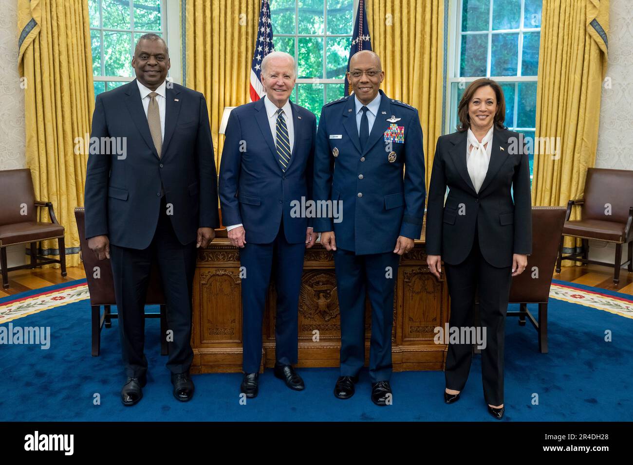 Washington, Stati Uniti d'America. 25th maggio, 2023. Washington, Stati Uniti d'America. 25 maggio, 2023. Il presidente degli Stati Uniti Joe Biden si pone con il generale dell'aeronautica Charles Q. Brown, Jr., al centro di destra, dopo aver annunciato la sua nomina come prossimo presidente dei capi di stato maggiore nell'Ufficio ovale della Casa Bianca, 25 maggio 2023, a Washington, DC in piedi da sinistra: Segretario della Difesa Lloyd Austin, Presidente Joe Biden, Gen. CQ Brown e Vice Presidente Kamala Harris. Credit: Adam Schultz/White House Photo/Alamy Live News Foto Stock