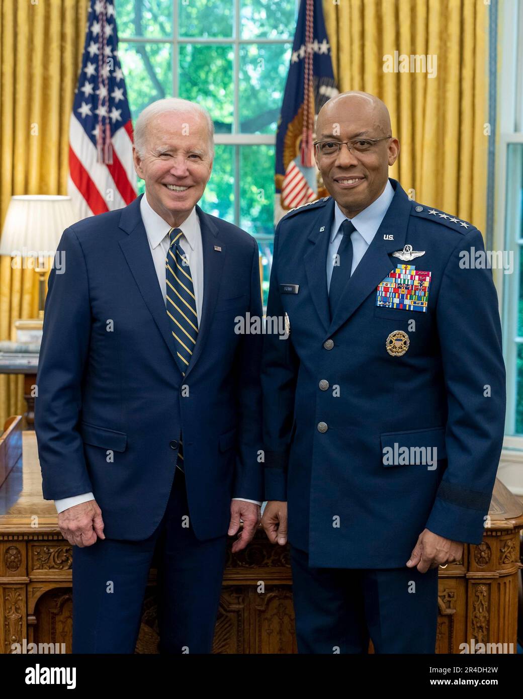 Washington, Stati Uniti d'America. 25th maggio, 2023. Washington, Stati Uniti d'America. 25 maggio, 2023. Il presidente degli Stati Uniti Joe Biden si presenta con il generale dell'aeronautica Charles Q. Brown, Jr., a destra, dopo aver annunciato la sua nomina come prossimo presidente dei capi di stato maggiore nell'ufficio ovale della Casa Bianca, 25 maggio 2023, a Washington, DC Credit: Adam Schultz/White House Photo/Alamy Live News Foto Stock