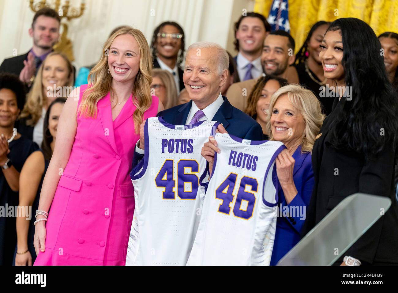 Washington, Stati Uniti d'America. 26th maggio, 2023. Washington, Stati Uniti d'America. 26 maggio, 2023. Il presidente degli Stati Uniti Joe Biden, al centro, e la First Lady Jill Biden posa con le maglie della squadra tra i co-capitani della squadra LSU Emily Ward, a sinistra, E Angel Reese, a destra, durante un evento che celebra la Louisiana state University Tigers Women's Basketball Championship nella East Room della Casa Bianca, 26 maggio 2023, a Washington, DC Credit: Adam Schultz/White House Photo/Alamy Live News Foto Stock