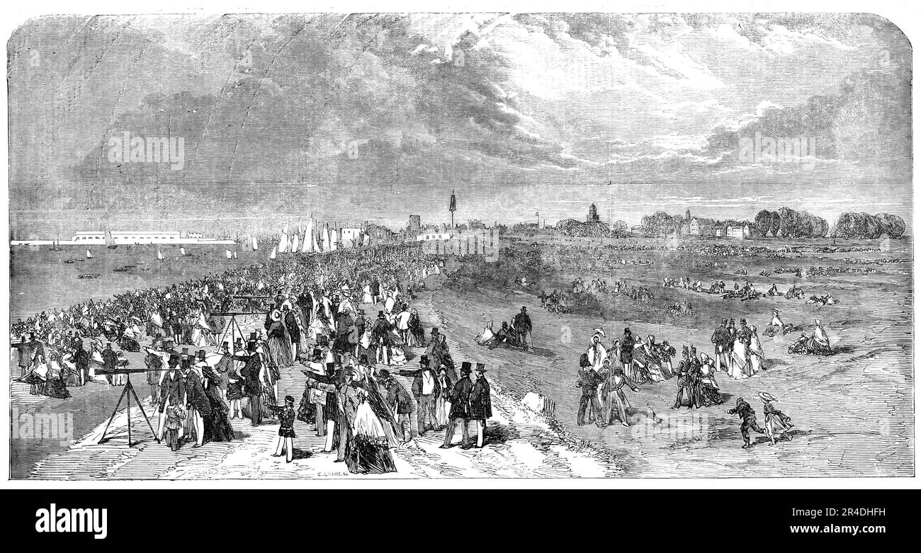 The Naval Review: Promenade on Southsea Common - abbozzata da S. Read, 1856. Le folle affollano la costa dell'Hampshire per assistere a uno spettacolo della Royal Navy. 'Da un'ora molto presto e fino a metà giornata sono state viste migliaia di escursionisti che uscivano dalle varie stazioni ferroviarie termini, e si sono fatti strada in un continuo torrente verso la riva, per assicurarsi una buona posizione per testimoniare la vista. Southsea Common era letteralmente brulicante di esseri umani. Dai bastioni, e lungo la spianata ad una notevole distanza oltre il Castello di Southsea, c'era una densa massa vivente'. Da "Illustrated London N Foto Stock
