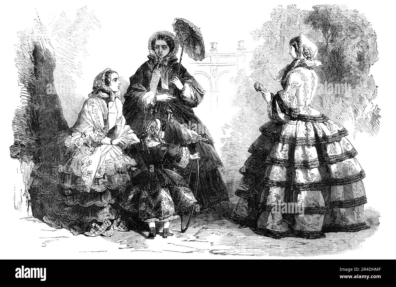 Parigi Fashions per maggio, 1856. 'Chapeau di taffete bianche, con piume croccanti...Mantelet di mussola bianca...Robe en taffetas quadrill&#xe9;...la gonna ha cinque balze, con capesante rotonde...cappello di paglia, il passe coperto da una rete di velluto fine...gonna di moir&#xe9; Antico, e un corsago, aderente, di velluto nero o colorato...Robe di gros de Naples...il corsago, chiuso di fronte, è ornato da una ruche, che si stende sul fondo della vita...un mantelet &#xe9;Charpe copre le spalle. Chapeau di paglia di riso bianco, rifinito con fiori. Accappatoio di barra&#xe8;ge, bianco Foto Stock