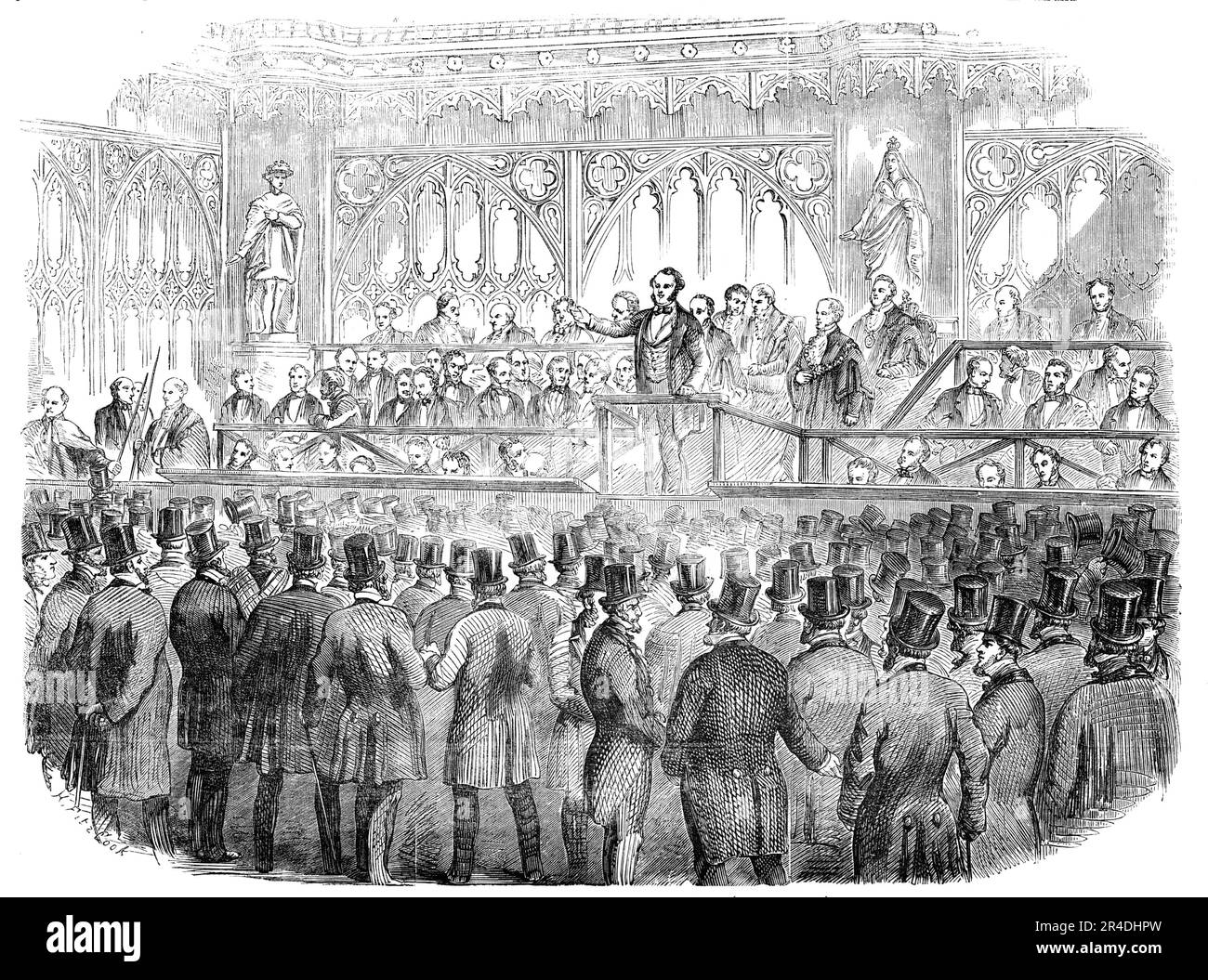 The Common Hall on Corporation Reform, in Guildhall, [Londra], 1856. Incontro politico '...per opporsi al disegno di legge della London Corporation....i procedimenti iniziarono dal Serjeant-at-Mace che chiamava coloro che non erano liverimani a lasciare la sala per dolore di prigionia - un annuncio che è stato ricevuto con forte risata. Il sindaco del Signore allora si alzò in piedi in avanti e disse... il disegno di legge che era ora davanti alla Camera dei Comuni... colpì alla radice dei loro antichi e preziosi privilegi... anche se il disegno di legge professava di ampliare la base elettorale della Corporation, in altri aspetti era un to Foto Stock
